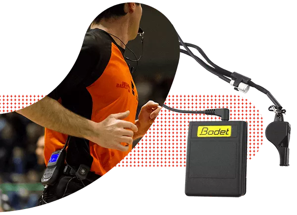 arbitre-encart-sifflet-electroniquepng - RMA Sport Athlete in an orange vest runs with a wireless transmitter clipped to the belt; a Bodet timer/device and mic arm are nearby.